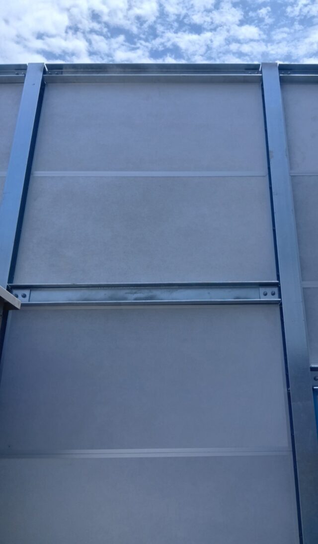 大型送風機用防音壁を施工～「一人静タイプL」を採用し14dBの低減に成功