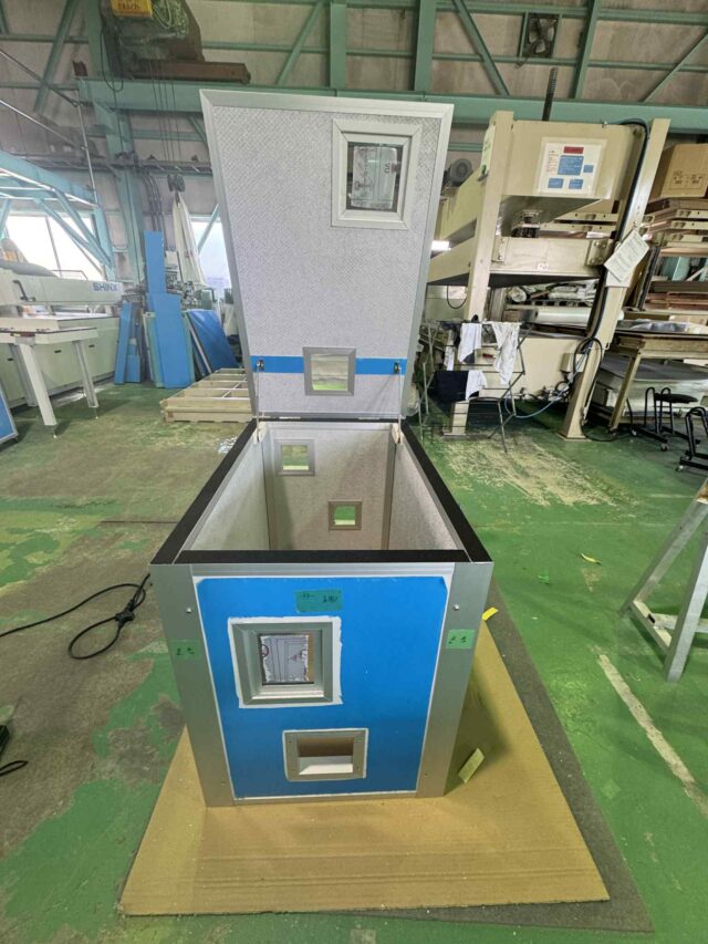 メンテナンス性と放熱性に優れた「チラー用防音カバ」ーの製作~作業時の負担軽減や環境改善に貢献