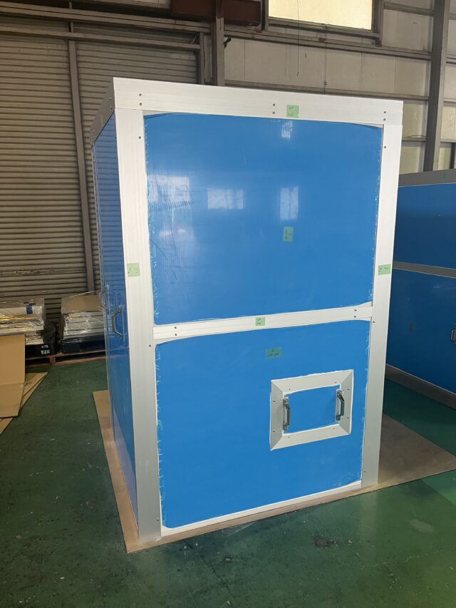 屋外ブロワの騒音を15dB低減！T字型枠材で脱着性を高めた防音カバー施工事例