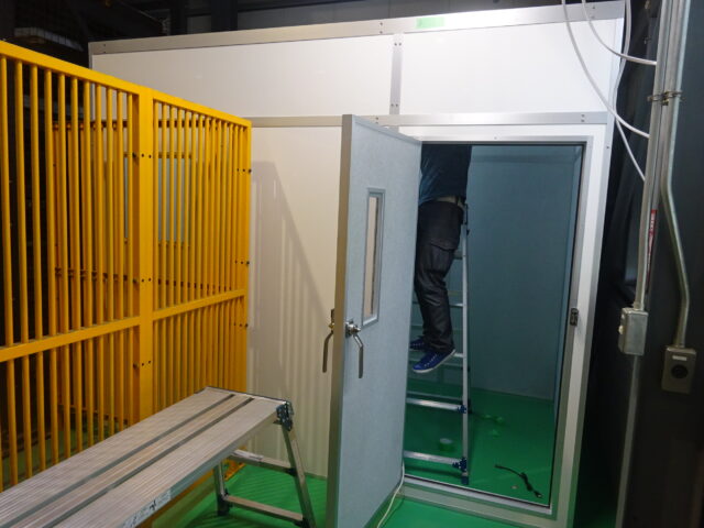 タレットパンチプレスの加工音対策～エアコン、換気扇、LED付きの防音室