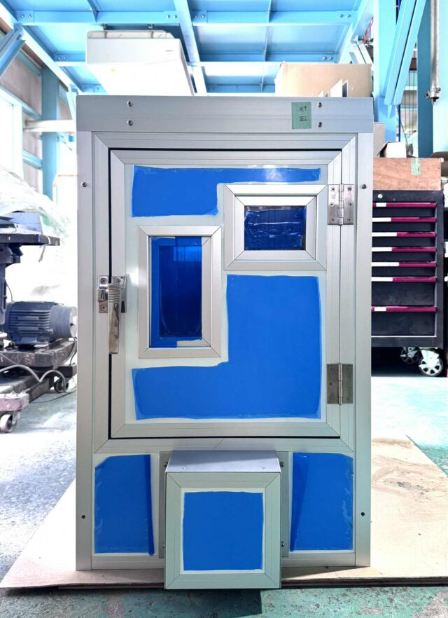 精密機器メーカー工場内のチラーの騒音対策＠東京都～作業性と放熱性を高めた正面開き構造の防音カバーを製作