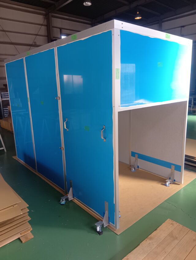 食品物流工場内のコンベア式洗浄機械の騒音対策@沖縄~トンネル型の防音カバーで10dB程度の低減効果を実現