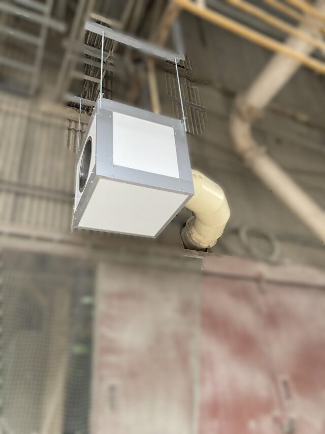 送風機排気ラインの騒音対策 ～「一人静タイプL 」を使用した6面体のサイレンサーにより8〜10dBの低減に成功