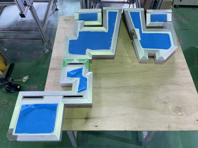 「一人静タイプL薄型」を用いた棒材加工機器の防音カバーの製作＠静岡～機器の形状に合わせてスライド＆切欠き加工を実施