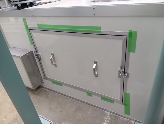 ポンプ用既設防音カバーへの追加工～防音性能を損なわずに取り外しパネルを取付け