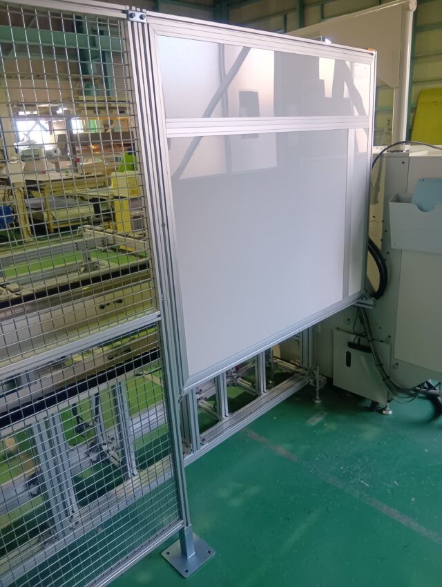 安全柵と防音は両立できる?T溝付きアルミフレームを使った防音対策