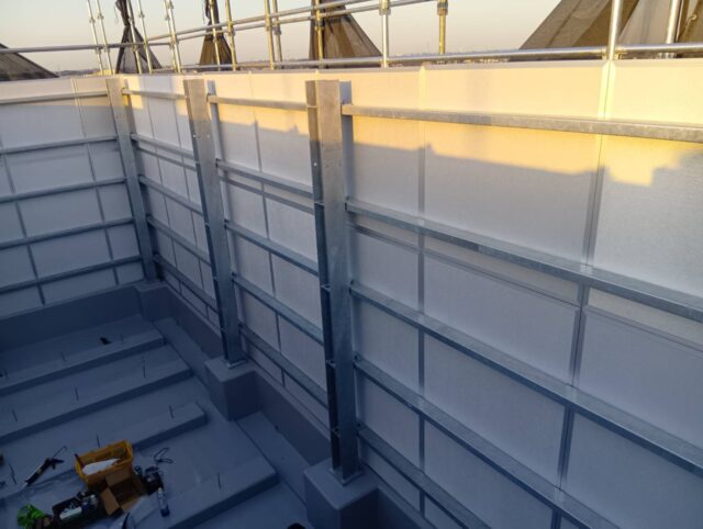 業務用大型室外機の騒音対策～新設中の施設に「一人静タイプL」を使用した防音壁を施工