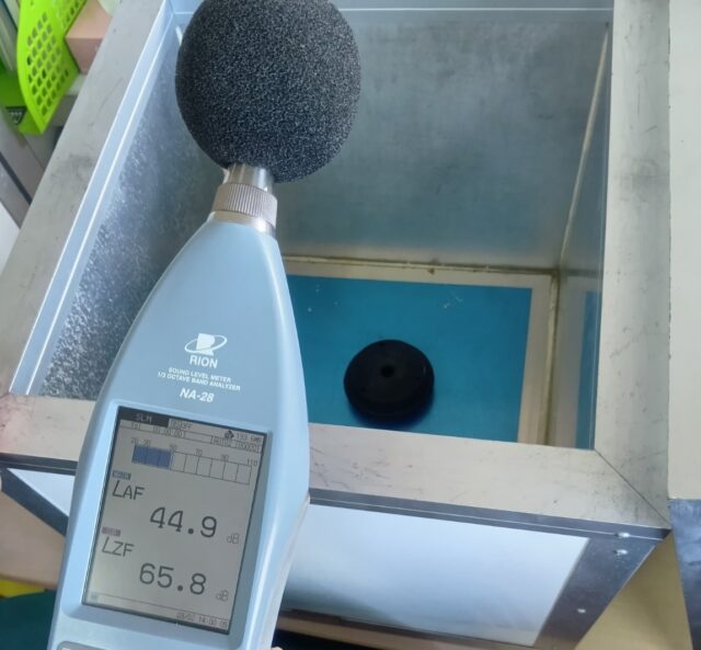 工場内の振動機の騒音測定を実施＠愛知県～貸出パネル持ち込みによる比較検証