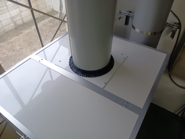 屋内ブロアーの騒音対策～開口部に気密処理を施した5面体の防音カバーで約20dB低減