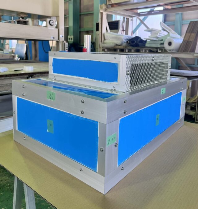 工場内チラーの騒音対策～熱籠り対策用の大型ファンを設置した防音カバーを製作